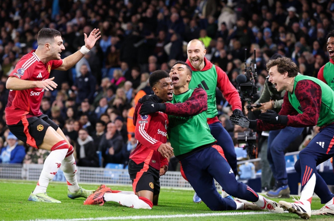 Amad Diallo chói sáng, MU quật ngã Man City ngay tại Etihad