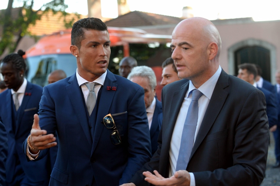 Chủ tịch FIFA gây tranh cãi, tuyên chiến với Ronaldo?