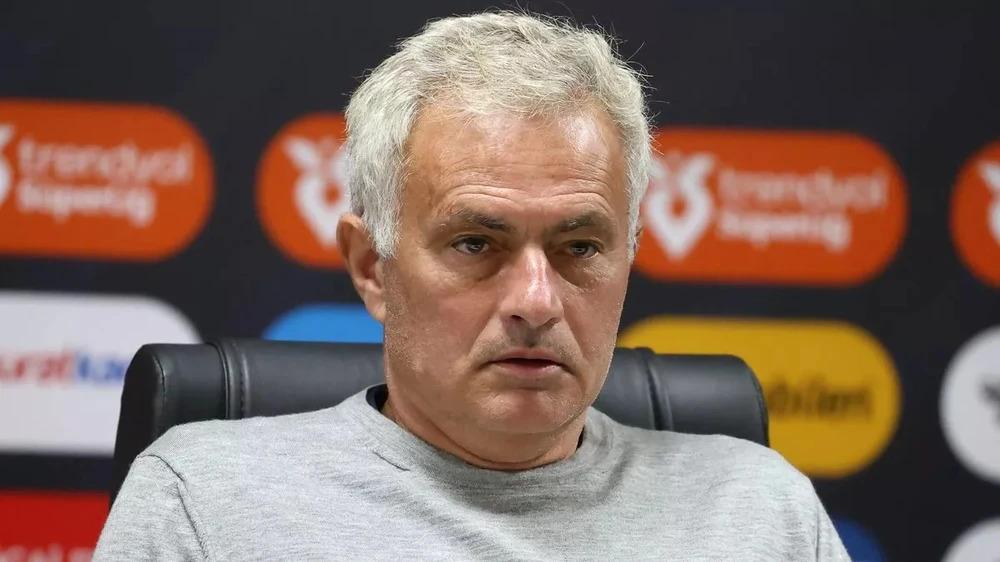 Fenerbahce cáo buộc Galatasaray vu khống HLV Mourinho