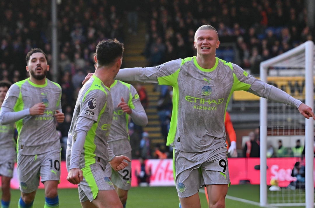 Haaland lại ghi bàn, Man City áp sát ngôi đầu của Arsenal