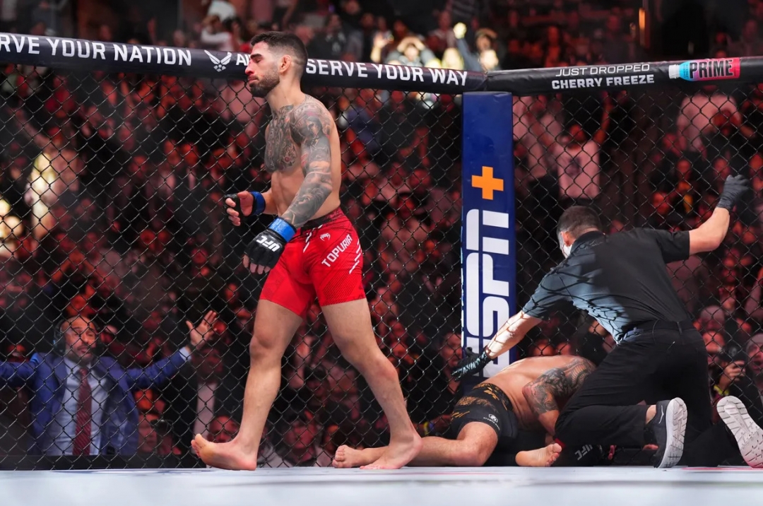 UFC 298: 'Đại đế' bị truất ngôi, Ilia Topuria trở thành nhà đương kim vô địch hạng lông UFC