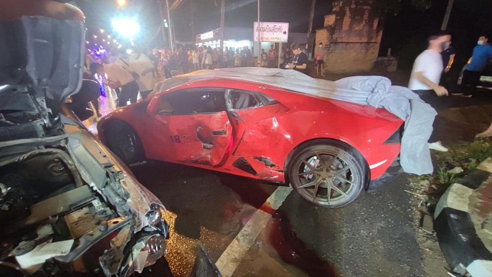 VIDEO: Siêu xe Lamborghini bị bán tải tông 'giữa mặt' khiến dân mạng xót xa