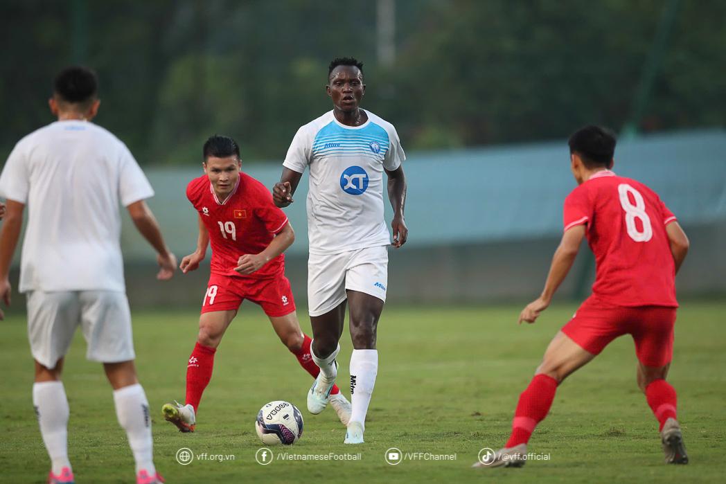ĐT Việt Nam và nỗi lo lắng ở hàng thủ dù thắng CLB Nam Định