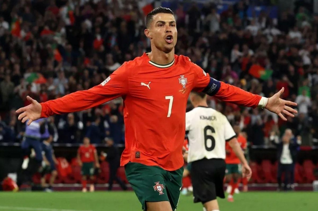 Ronaldo lập kỷ lục ghi bàn ở tuổi 40