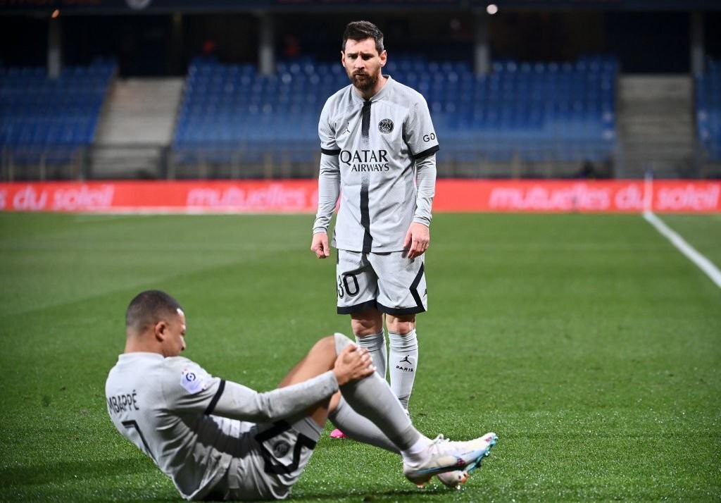 Mbappe gục ngã đau đớn, gánh nặng tại PSG dồn hết lên vai Messi