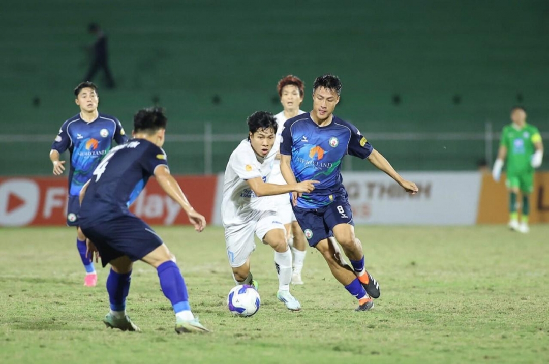 Trực tiếp Nam Định 0-0 Bình Định: Đua tranh hấp dẫn