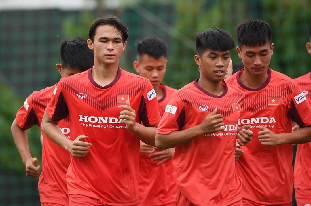 Cầu thủ Việt kiều từng lọt 'mắt xanh' HLV Park gây chú ý