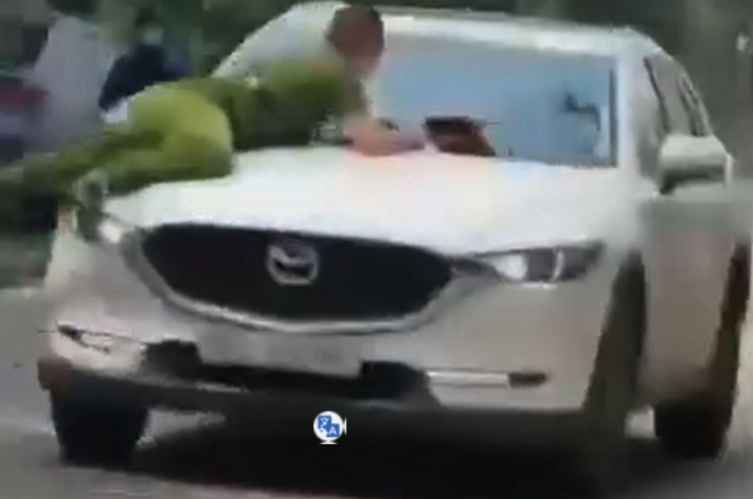 Phẫn nộ với tài xế xe SUV hất công an lên nắp capo rồi phóng bạt mạng tại Hà Nội