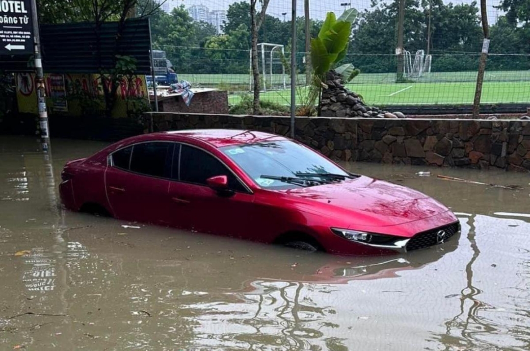 Những điều tài xế cần ‘nằm lòng’ khi xử lý xe bị ngập nước, thủy kích