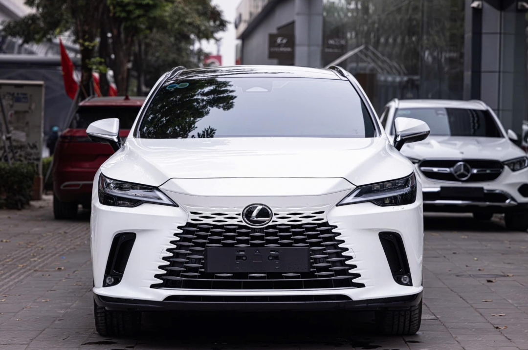 SUV hạng sang Lexus RX 350 2024 mới lăn bánh vỏn vẹn 900 km bán lại với giá thế nào?