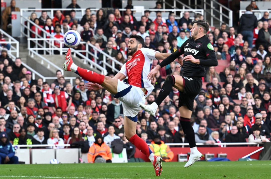 Trực tiếp Arsenal 0-1 West Ham: Tấn công dồn dập