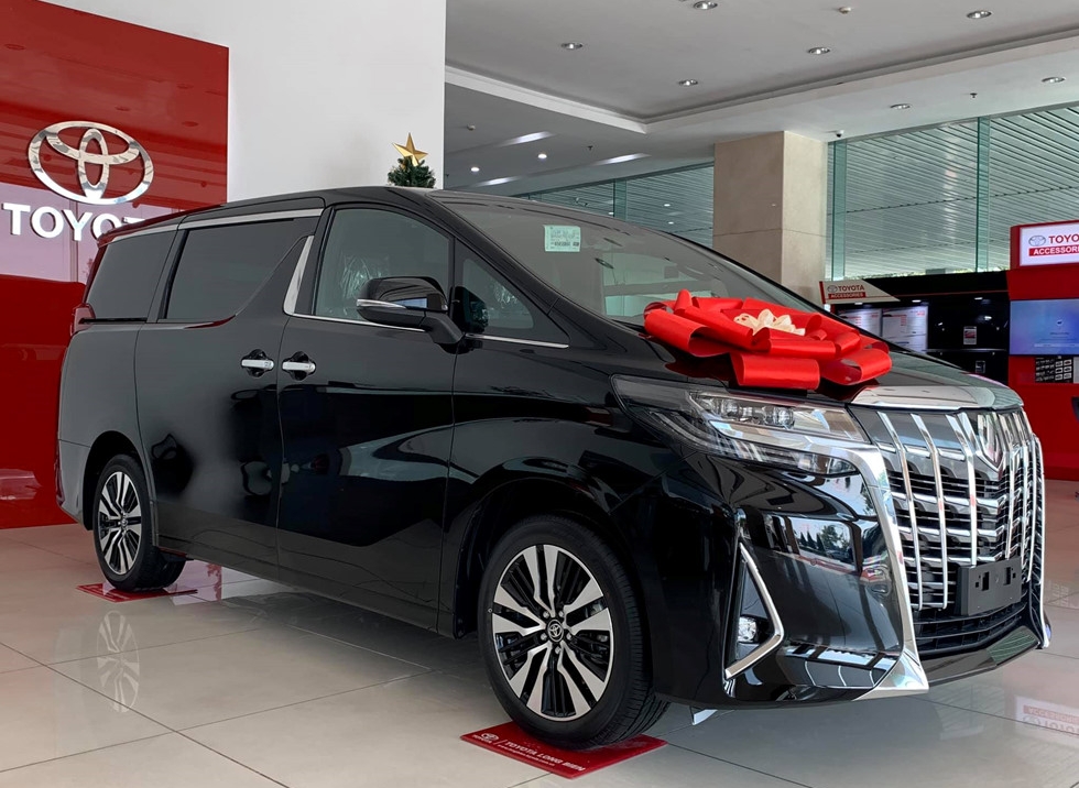 Toyota Alphard: Giá lăn bánh 2023, TSKT & đánh giá chi tiết