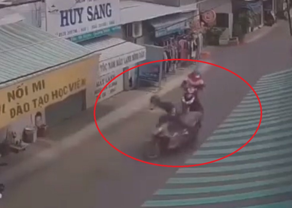 VIDEO: Thanh niên giật đồ trên đường nhưng mất lái và cái kết mãn nhãn