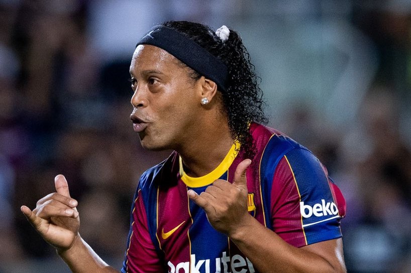 Ronaldinho nhảy múa với trái bóng, Barca và Real tạo nên cơn mưa bàn thắng