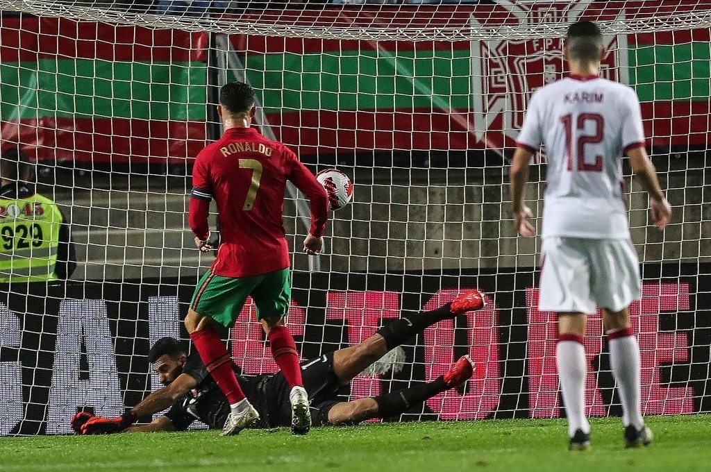 Ronaldo ghi bàn, Bồ Đào Nha thắng đậm nhà vô địch châu Á