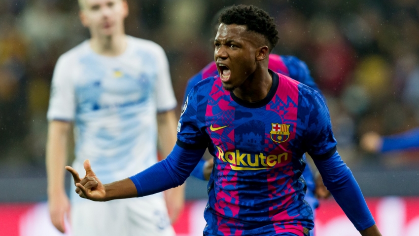 'Truyền nhân của Messi' giúp Barca thắng nhọc đội tí hon