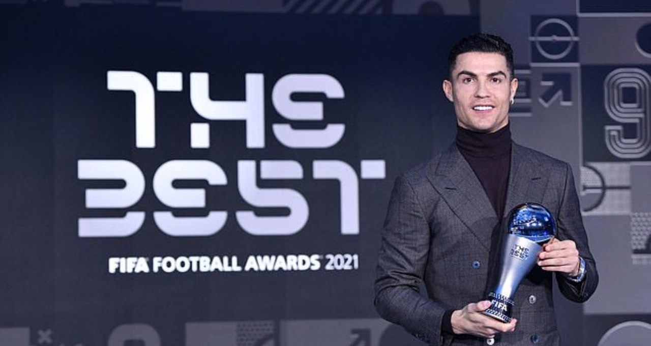 Vượt xa Messi và Lewandowski, Ronaldo đoạt 'giải thưởng đặc biệt' của FIFA