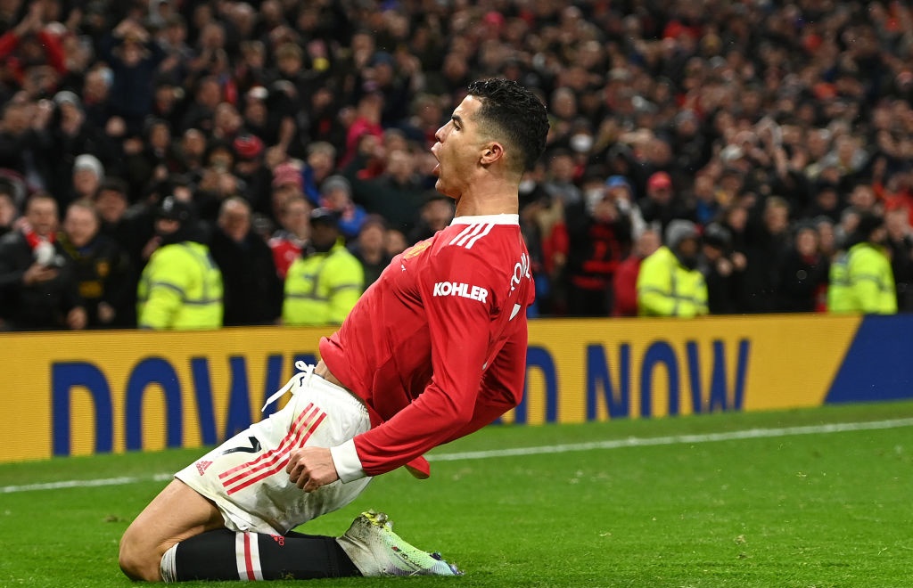 Ronaldo lập siêu phẩm đưa MU trở lại top 4 Ngoại hạng Anh