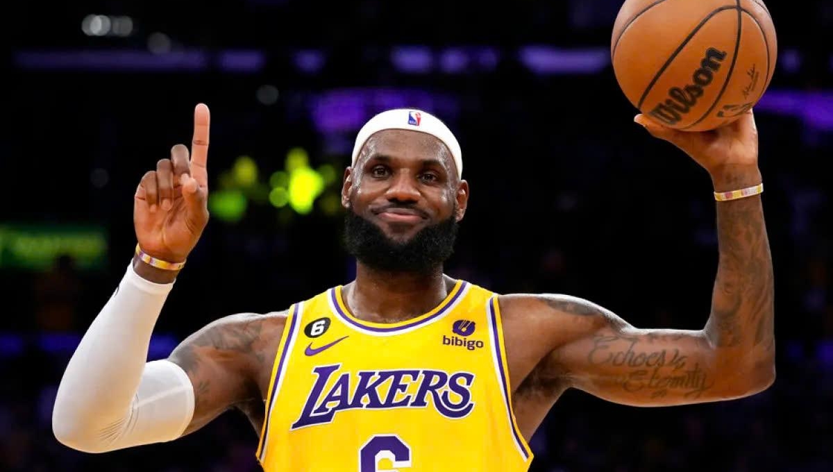 LeBron James thiết lập kỉ lục NBA ở tuổi 40