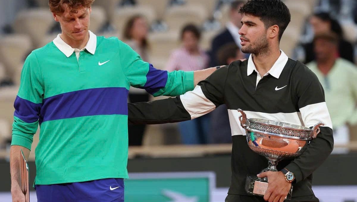 Alcaraz áp sát Sinner, Djokovic tiếp tục tụt hạng