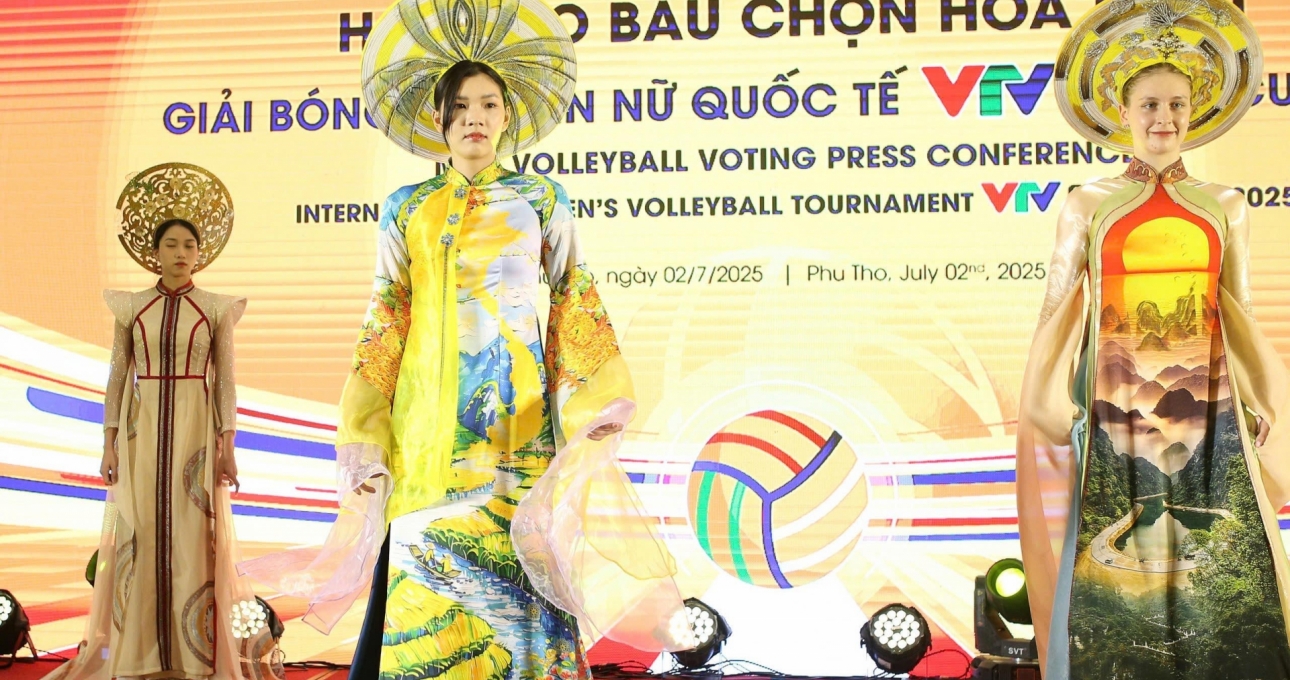 Các ứng viên hoa khôi bóng chuyền VTV Cup 2025 diện áo dài, đi catwalk