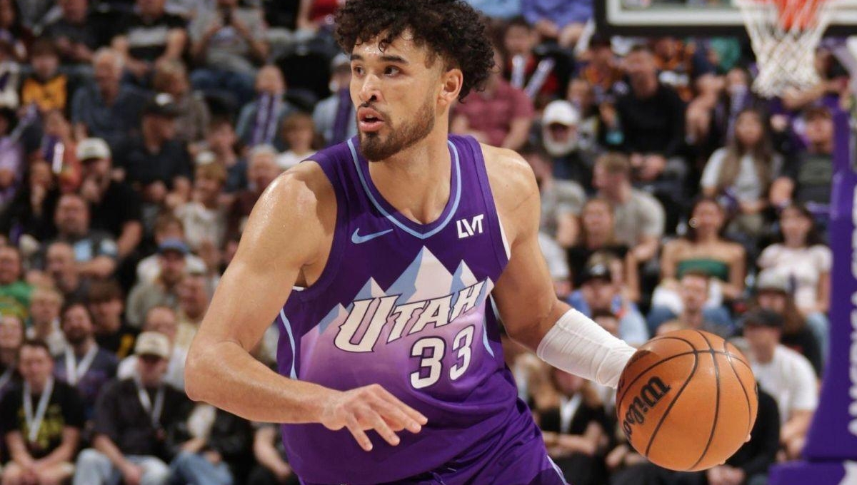 Cầu thủ gốc Việt gia nhập đội hàng đầu NBA, được siêu sao lừng danh chúc mừng