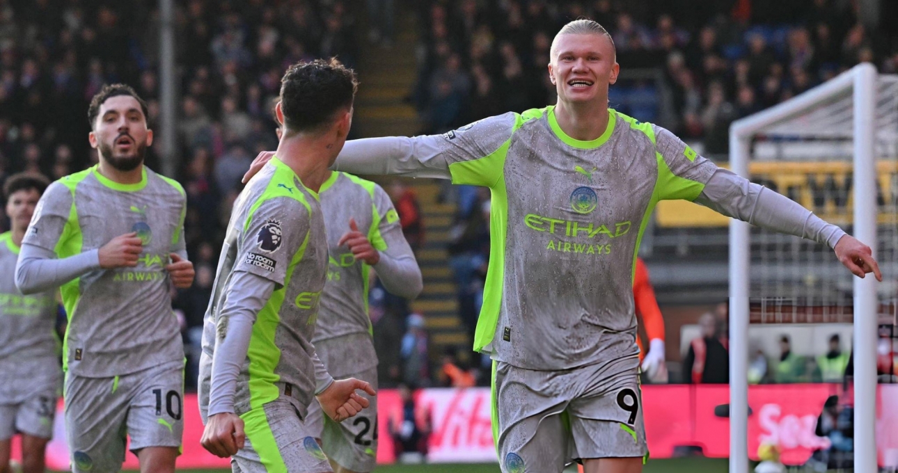 Haaland lại ghi bàn, Man City áp sát ngôi đầu của Arsenal