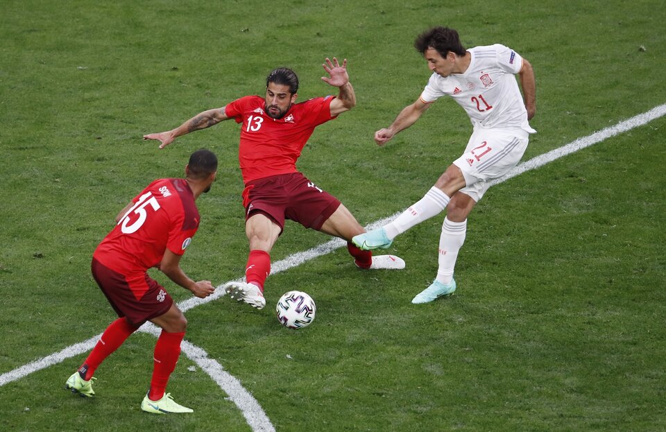Thiếu Xhaka nhưng Thụy Sĩ vẫn chơi đầy quật cường trước La Roja