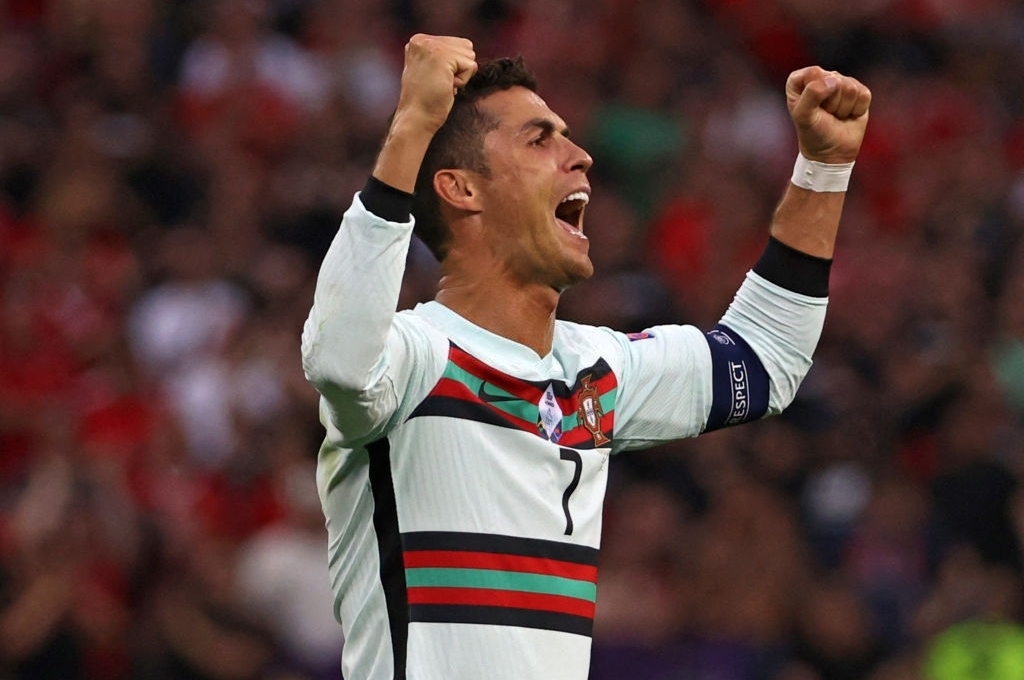 Ronaldo lập cú đúp, Bồ Đào Nha đại thắng ngày ra quân