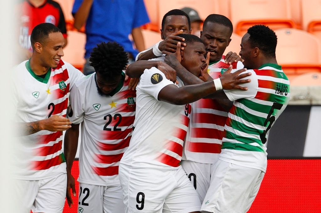 Suriname thắng nghẹt thở dù thi đấu hơn người