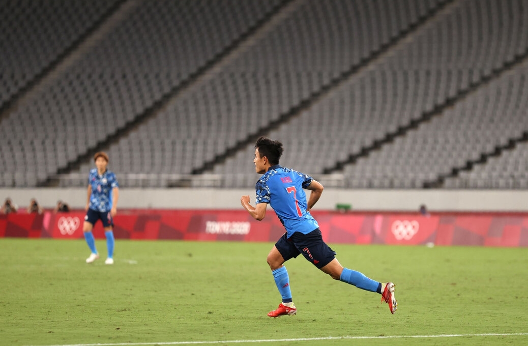 'Messi Nhật Bản' giúp đội nhà mở màn thành công