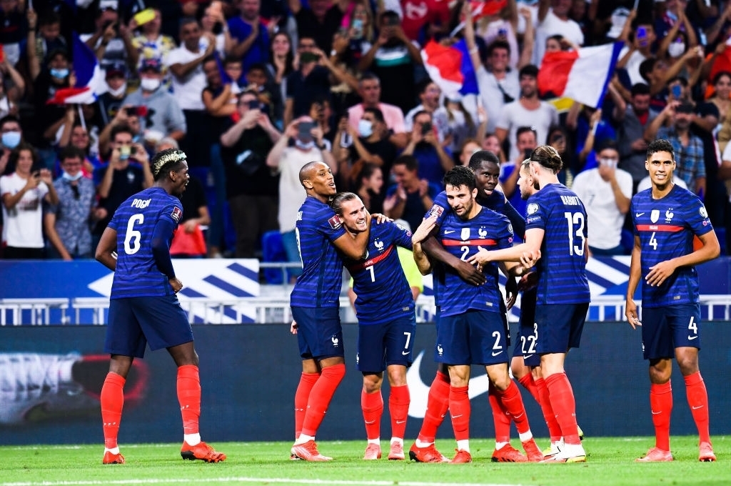 Pháp thắng dễ nhờ bộ đôi Benzema - Griezmann