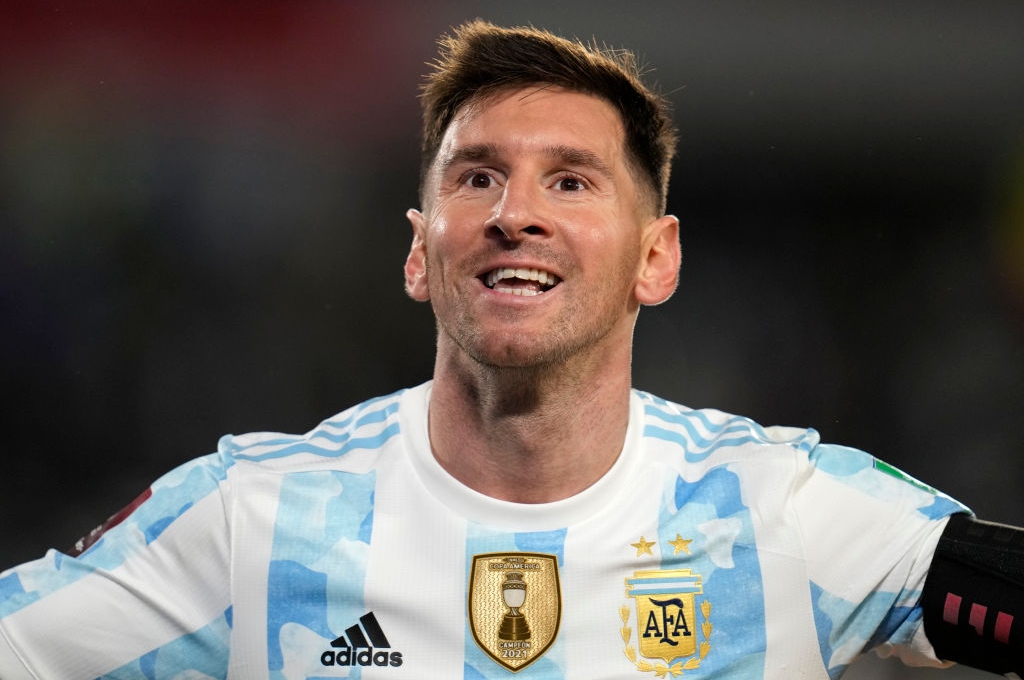 FIFA 'tạo điều kiện' cho Messi đánh bại Ronaldo
