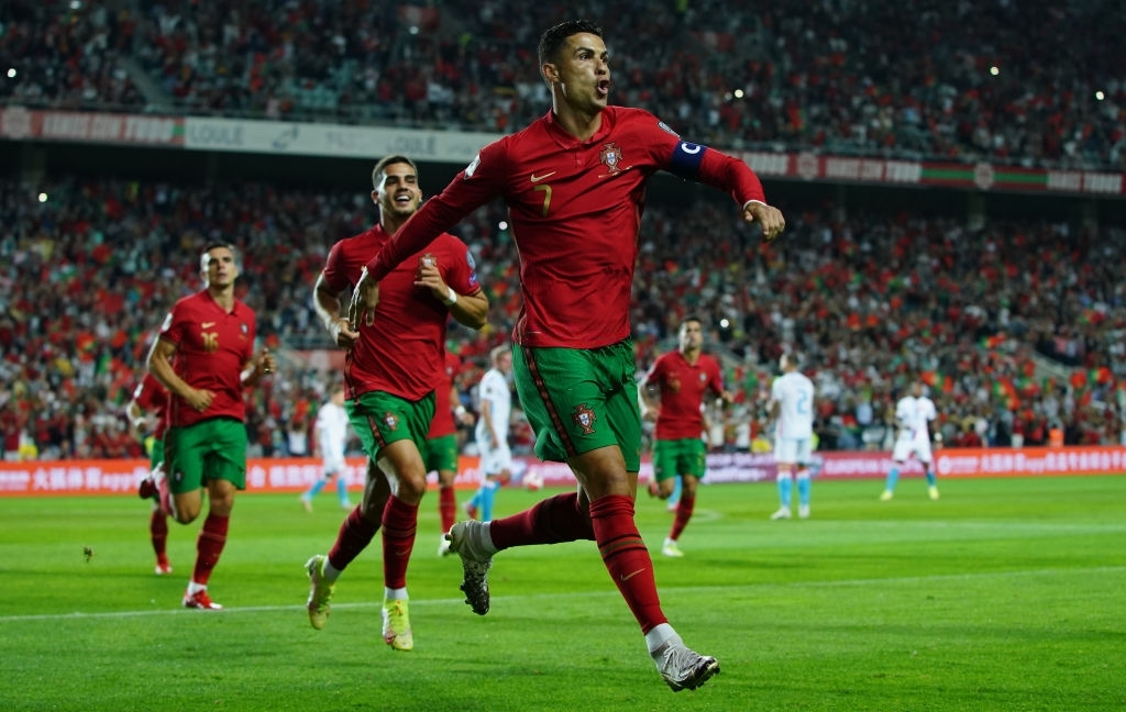 Ronaldo lập hat-trick giúp Bồ Đào Nha thắng hủy diệt