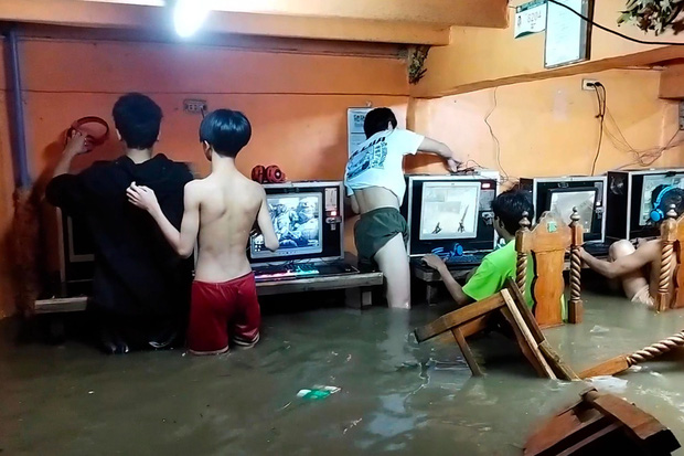 Bất chấp tình hình mưa lũ, game thủ Philippines vẫn ngồi chơi game chật kín quán net