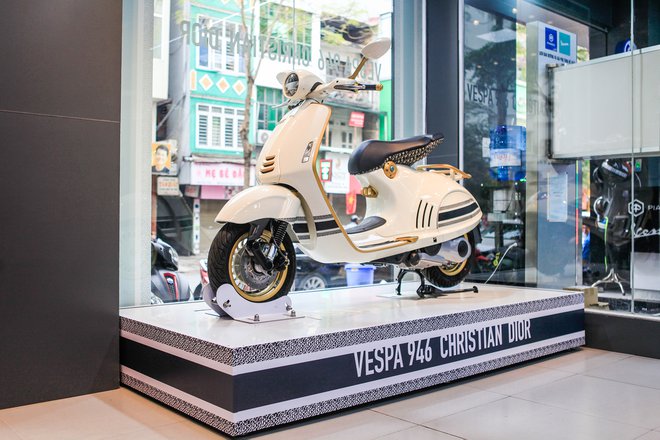 Vespa 946 Christian Dior bị 'đội giá' gần bằng một chiếc ô tô hạng sang