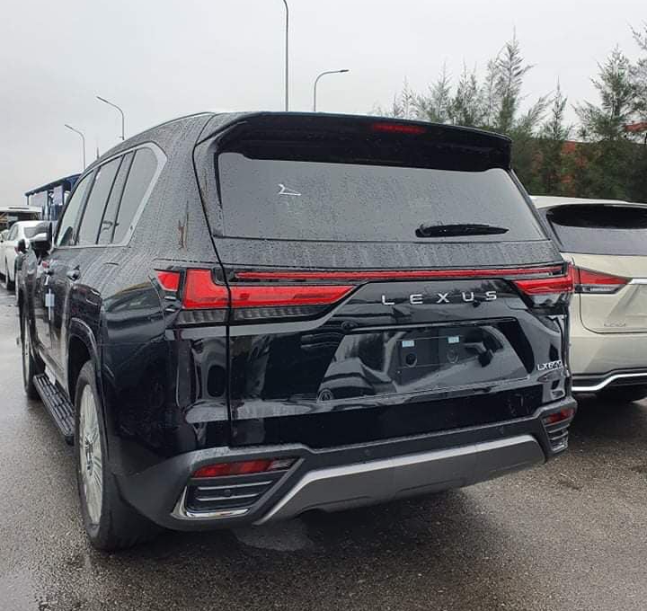 Cận cảnh 'xe chủ tịch' Lexus LX 600 2022 cập bến Việt Nam