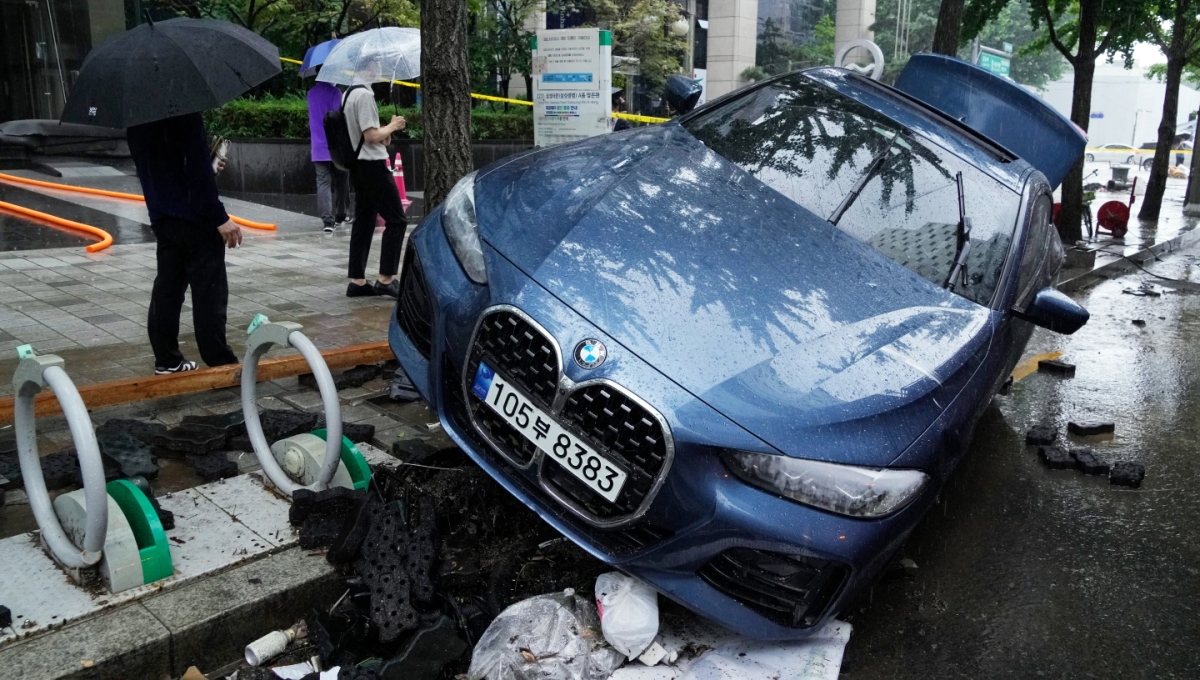 'Xót ruột' hàng loạt xe sang ngổn ngang trên đường phố Seoul sau trận mưa lũ lịch sử