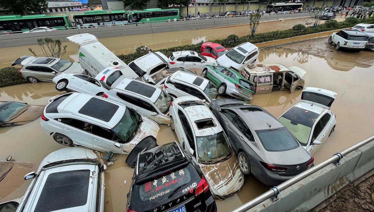 Xót xa hàng trăm ô tô ngập trong “biển nước” do lũ lụt tại Trung Quốc