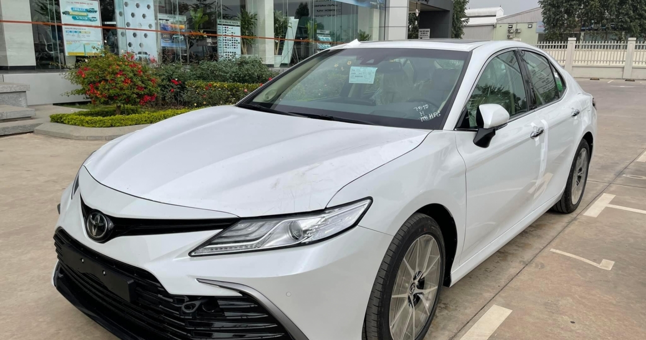 Chi tiết Toyota Camry 2022 vừa về đại lý, ra mắt vào 10 giờ sáng mai