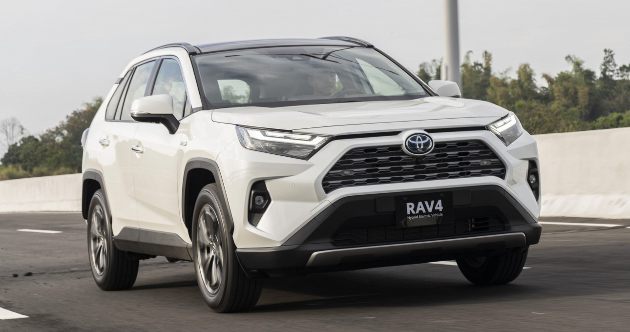 Giá 957 triệu đồng, Toyota RAV4 2022 vừa ra mắt có gì đấu CX-5, CR-V?