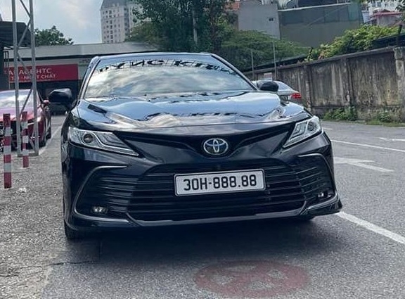 Mua Toyota Camry bấm được biển số 'ngũ quý' 8, chủ xe được dân mạng săn đón