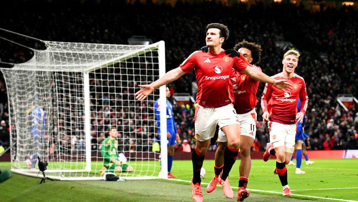 Maguire tỏa sáng phút cuối, MU hạ Leicester City tranh cãi