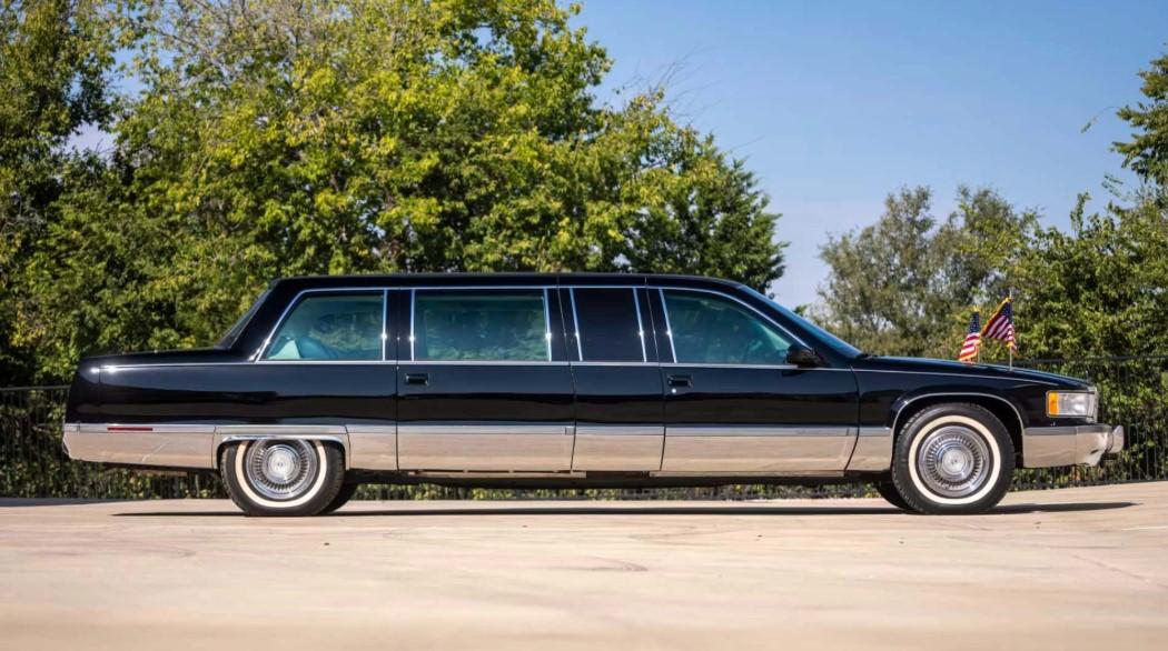 Xe limousine bọc thép của Cựu Tổng Thống Bill Clinton chuẩn bị đấu giá