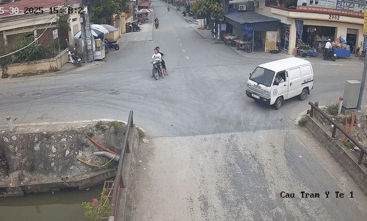 Xe máy chở ba học sinh lao xuống mương: Cảnh báo về an toàn giao thông tuổi vị thành niên