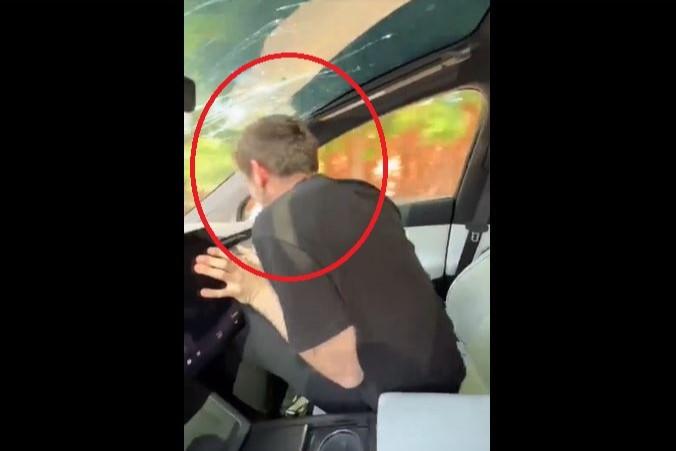 'Đu trend' mạng xã hội, hành khách Tesla lãnh trọn cú va đập đến điếng người