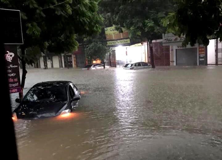 Ô tô bơi giữa phố: Thái Nguyên ngập nặng chưa từng thấy