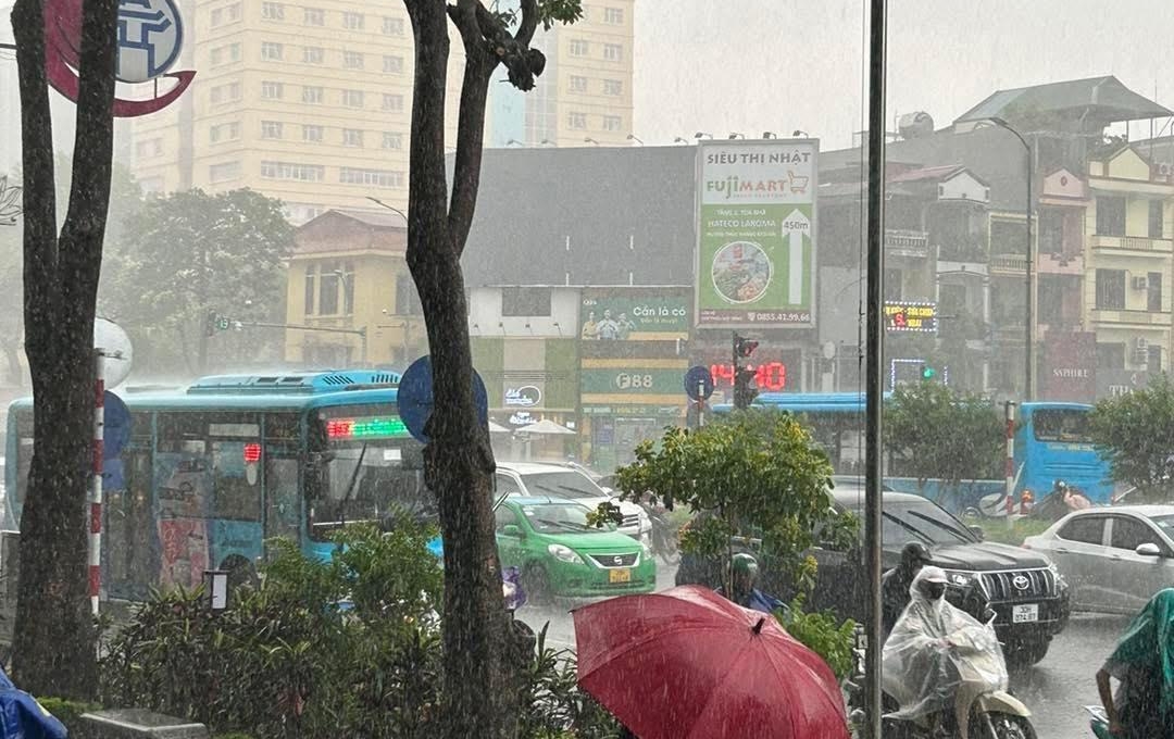 Mưa lớn giữa giờ tan tầm, nhiều tuyến phố Hà Nội ngập sâu, giao thông hỗn loạn