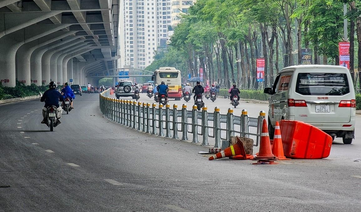 Phân làn cứng trên đường Phạm Văn Đồng: Giải pháp giao thông hay tạo thêm áp lực?