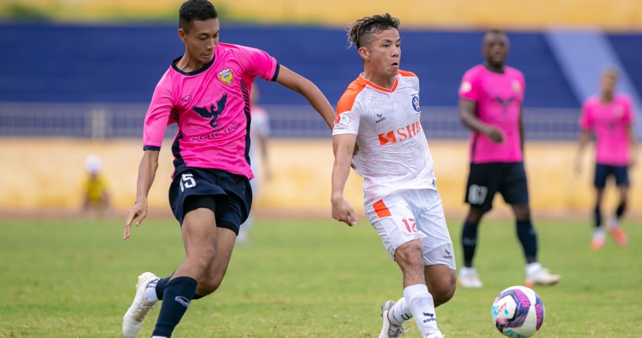 CLB V-League ký hợp đồng với sao trẻ Việt kiều, xuất thân từ lò Barcelona